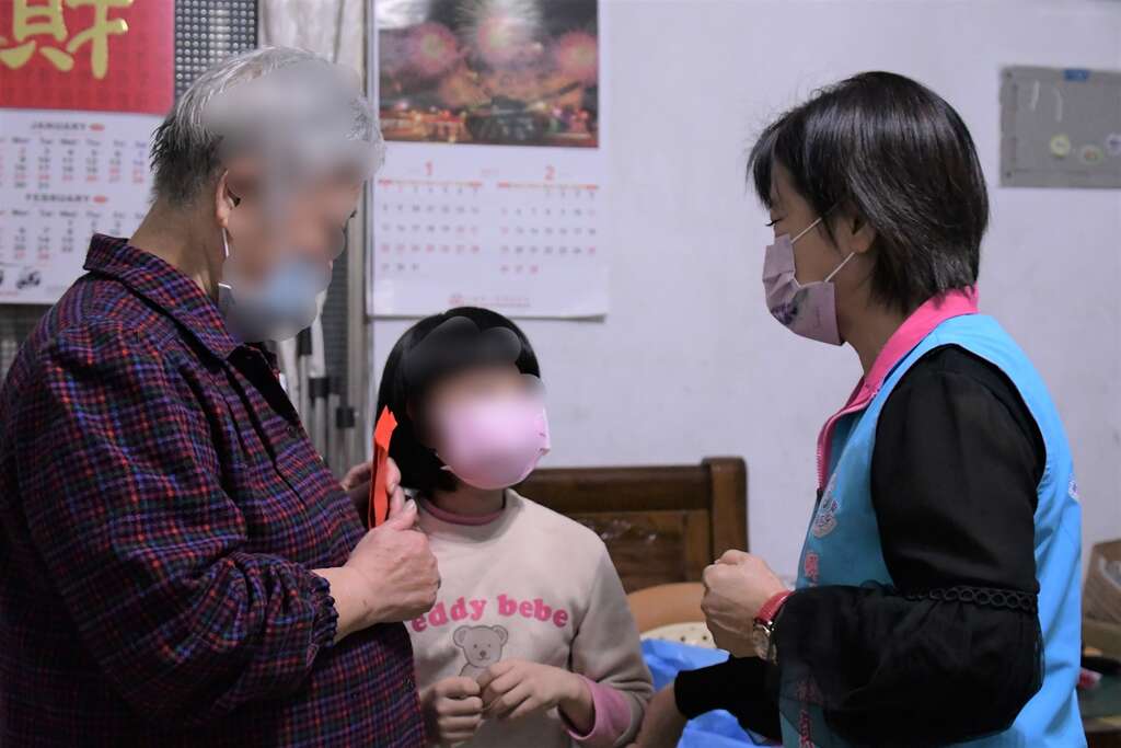 蕭氏企業、張廖簡宗親會、第一等雞腿飯、精英會    捐贈善款救助吉安鄉弱勢家庭